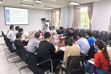 会议室里的人们描述已自动生成